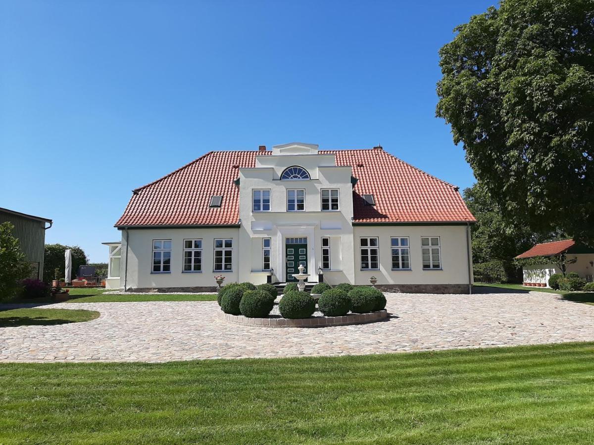 Gutshaus Neu Farpen Hotel Neuburg  Exterior photo